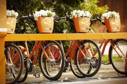 Itaú homenageia SP com bikes carregadas de flores