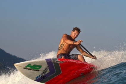 Leco Salazar "dropa" em Brasília em evento de SUP