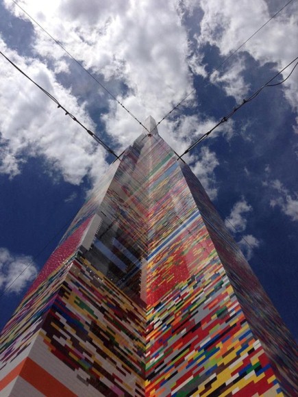Torre é construída com mais de 500 mil blocos Lego
