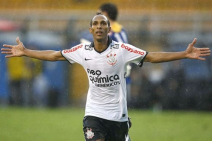Liedson vira alvo do marketing corintiano