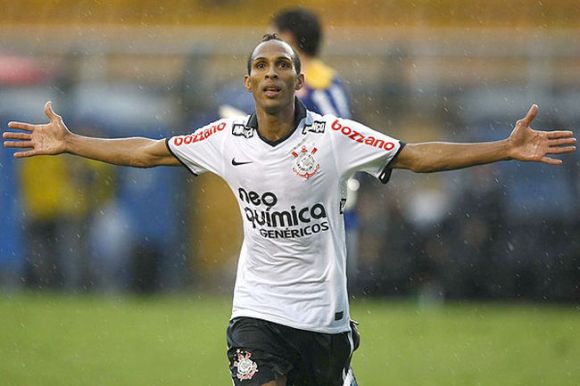 Liedson vira alvo do marketing corintiano