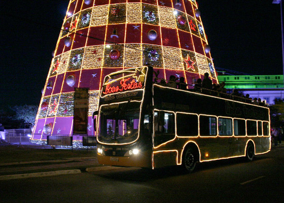 Ônibus turístico de POA recebe decoração com luzes
