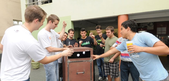 Lixeira que bate palmas é atração na Tecnofeira