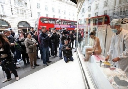 Mulher é "maltratada" em vitrina da Lush em Londres