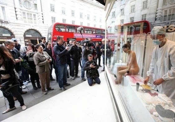 Mulher é "maltratada" em vitrina da Lush em Londres Mulher é "maltratada" em vitrina da Lush em Londres