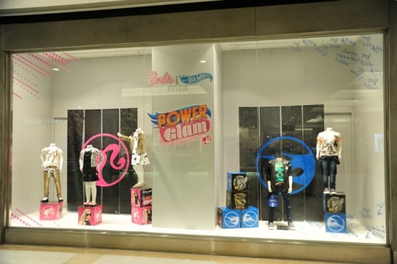 Criação de identidade visual e layoutização de vitrine de coleção especial de Barbie  e Hot Wheels para C&A.