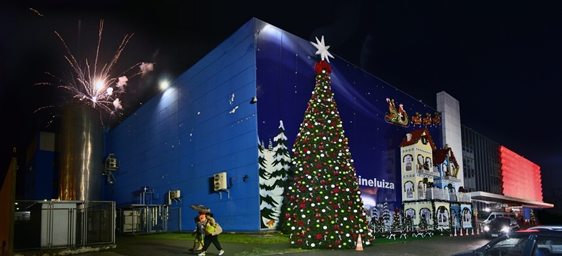 Árvore de Natal de TVs no Natal do Magazine Luiza
