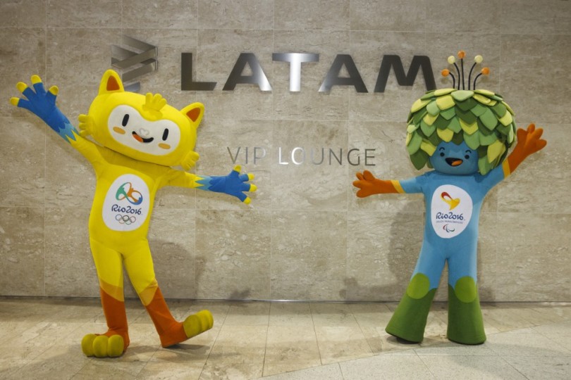Mascotes dos Jogos Rio 2016 na sala VIP da Latam em Guarulhos