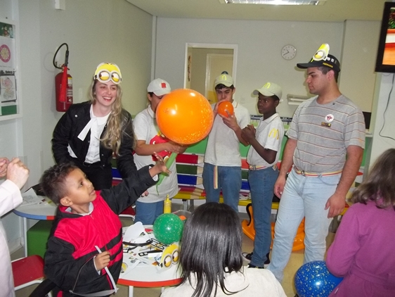 Colaboradores do McDonald's visitam Erasto Gaertner