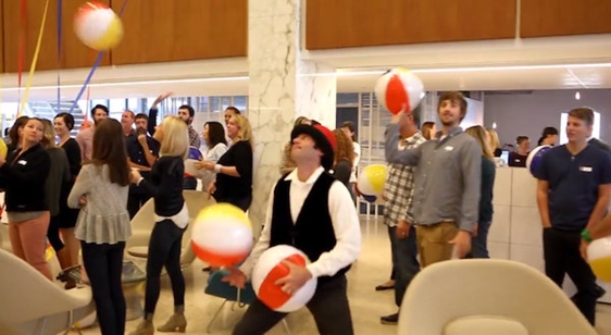 Agência americana recepciona 100º funcionário com festa