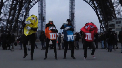 M&M's entra no ritmo do Gangnam Style em Paris