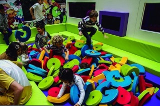 Piscina de Letras do Gloob é um dos espaços para a criançada (Foto: Divulgação/Parkshopping Brasília)