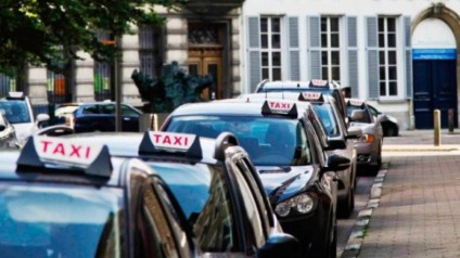 Carros se transformam em táxis na cidade de Amberes