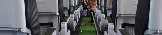 Passageiros jogam golfe dentro de avião