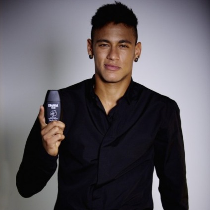 Neymar assina linha de perfume da Guy Laroche
