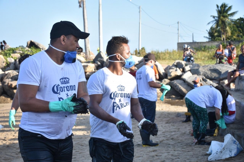 Colaboradores da Corona retiram 300 kg de óleo em praias nordestinas Colaboradores da Corona retiram 300 kg de óleo em praias nordestinas