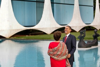 Encontro Marcado Brasília, DF, 19/03/2011 O Presidente dos EUA Barack Obama, chega ao Palácio da Alvorada em Brasília para visita a Presidente Dilma Rousseff. Autor: Eduardo Anizelli *** Autorizado apenas para divulgação da exposição FotoRetrospectiva 2011 promovida pela ARFOC-SP – Associação de Repórteres Fotográficos e Cinematográficos no Estado de SP ***