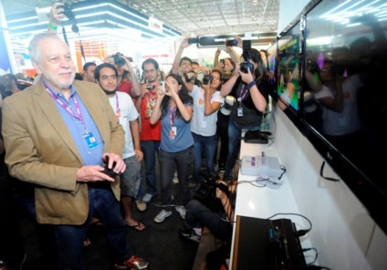 Fundador da Atari joga o game no estande do BB Mapfre