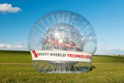 Nissan cria a maior Orbit Ball com carro dentro