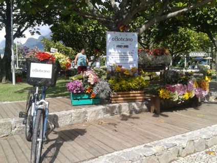 O Boticário homenageia Rio com flores na Lagoa