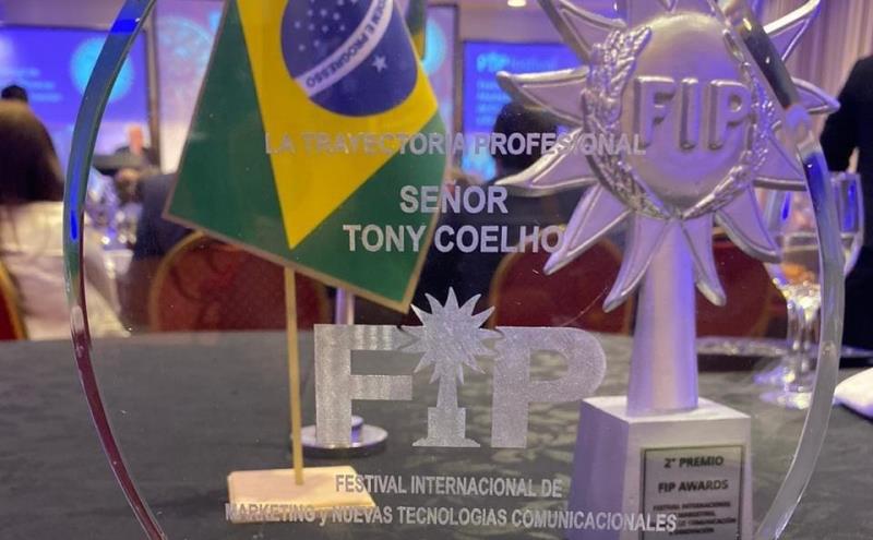 Tony Coelho recebe o título de Embaixador Brasileiro do FIP