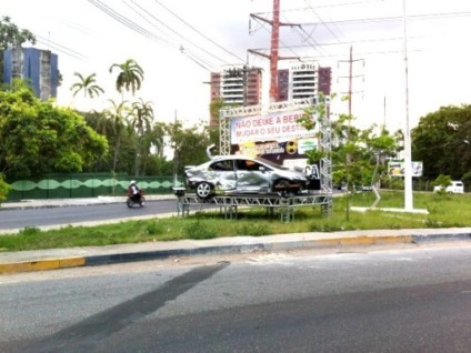 Outdoors de Manaus trazem carros destruídos em acidentes