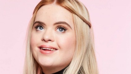 Modelo com Síndrome de Down é a embaixadora da Benefit Cosmetics