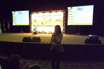 Tatiana Turra ministra palestra em congresso de turismo