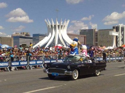 Parada Disney movimentou aniversário de Brasília