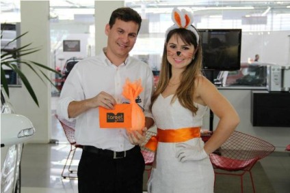 "Coelhinha" da Target visita clientes em Campo Grande
