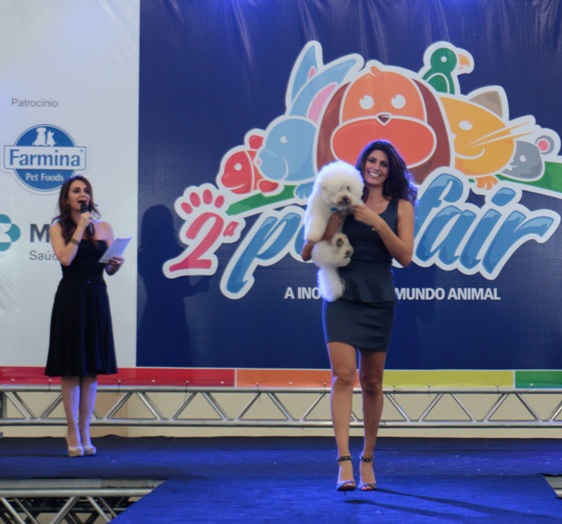 Claudia Montuori foi a apresentadora do desfile do Claudia Métne com o seu mascote Marley.