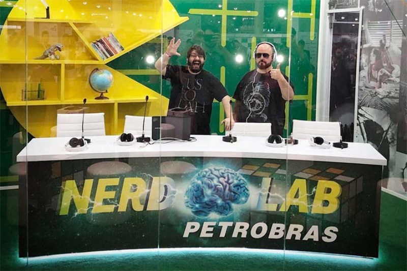 Robô abre jarro de vidro na feira.