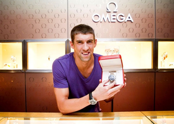 Phelps participa de exposição da Omega em Berlim