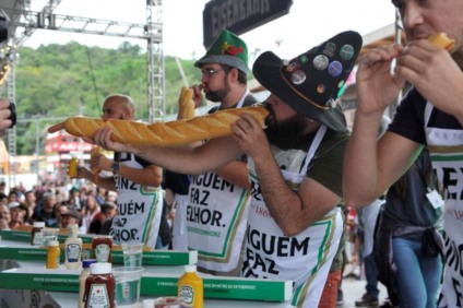 Heinz realiza o Bratwurst em Metro na Oktoberfest Blumenau