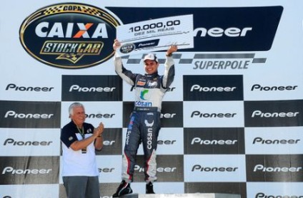 Valdeno Brito leva primeiro cheque da Super Pole Pioneer