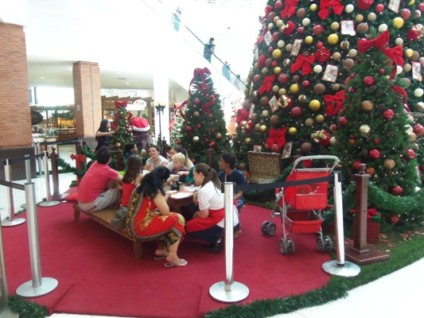 Oficinas de Natal são atração para crianças no Praia de Belas