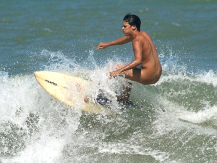 Praia do Pinho sedia campeonato de surf naturista