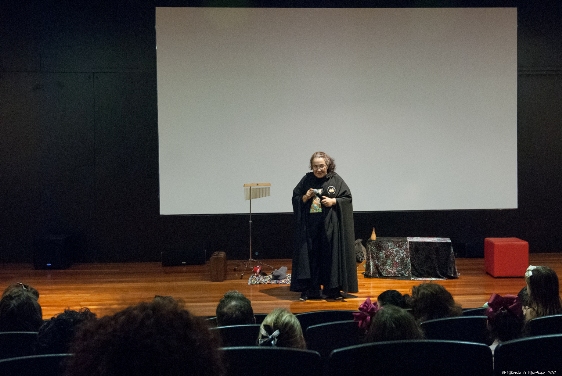 Claudete T. da Mata - presidente de honra da Acadêmia Brasileira de Contadores de Histórias em apresentação no Cinema do CIC. 