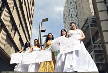Noivas lideram protesto em ação promo 
