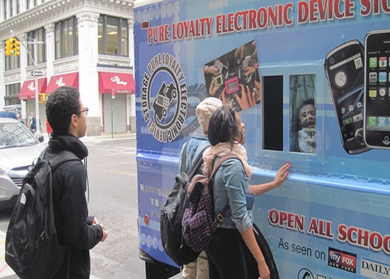 Estudantes americanos guardam celulares em van Estudantes americanos guardam celulares em van