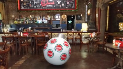Café Journal ganha decoração de Natal em parceria com Coca-Cola