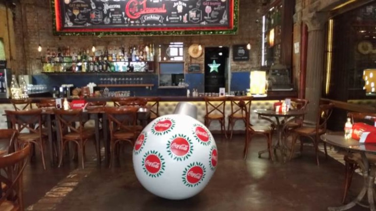 Café Journal ganha decoração de Natal em parceria com Coca-Cola