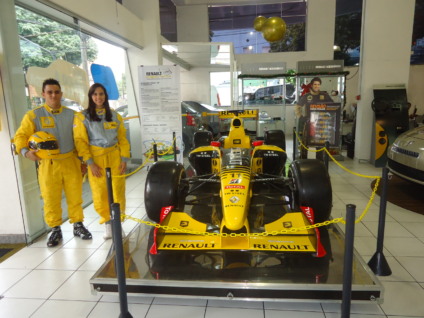 Concessionária Minas France expõe carro de Formula 1