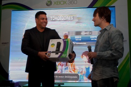 Ronaldo marca presença no evento do Xbox 360
