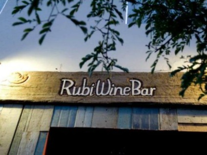 Bar é construído com material de construção reciclado