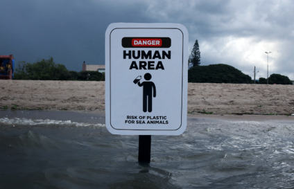 Placa na praia alerta sobre o real perigo
