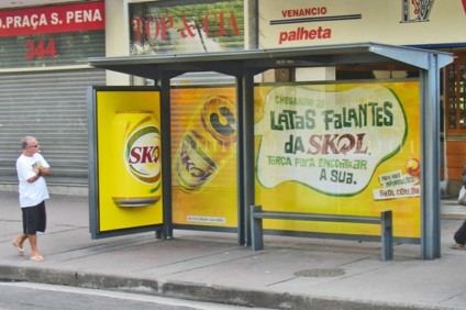 Latas da Skol "puxam conversa" em abrigos de ônibus
