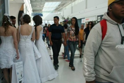 Noivas passeiam em shopping para promover evento