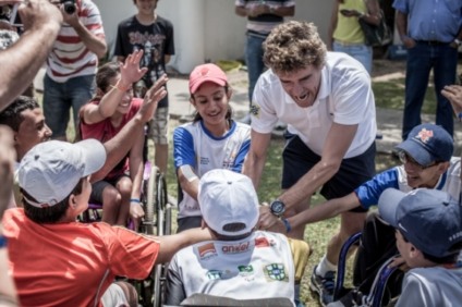 Tenistas cadeirantes dão show em evento do Guga
