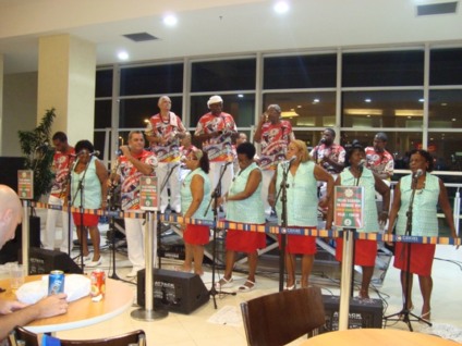 Velha Guarda da Grande Rio faz show gratuito no Caxias